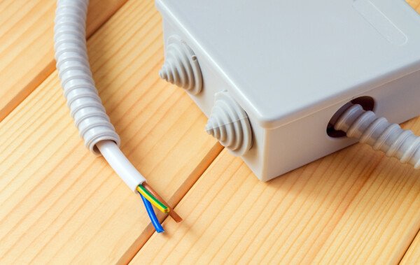 Ampacet predstaví pokročilé nízkohalogénové a bezhalogénové masterbatche so spomaľovačmi horenia pre bezpečnejšie elektroinštalačné a stavebné plasty na veľtrhu K 2025